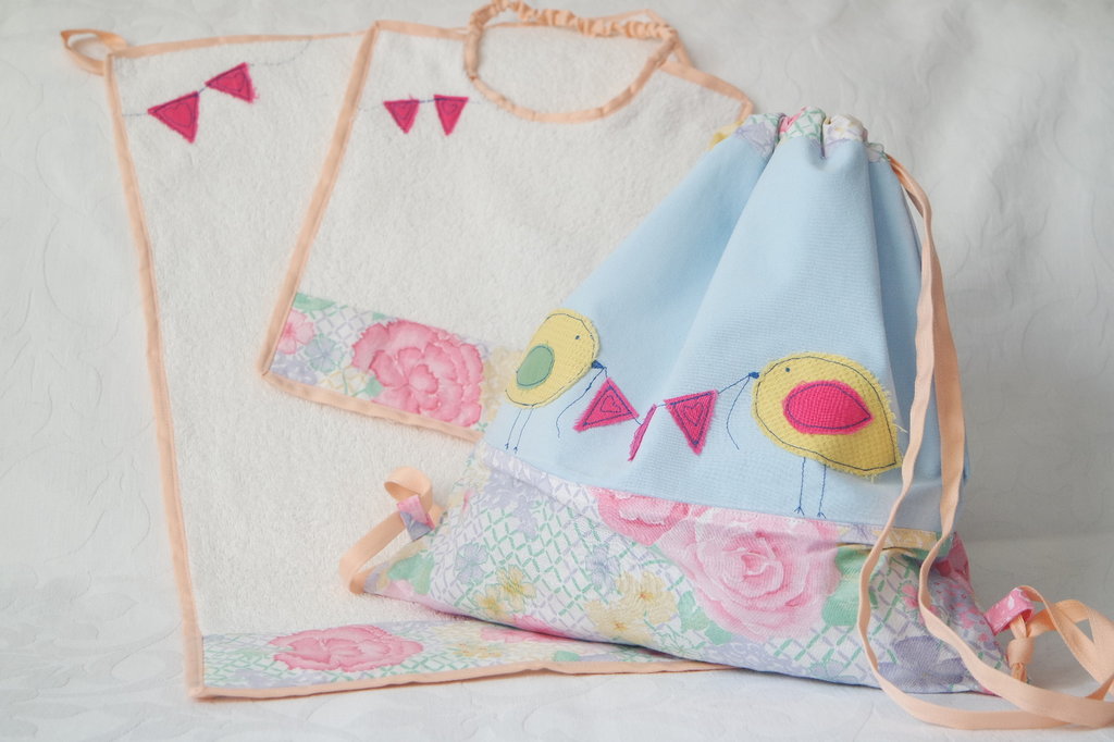 OM DOLCE CASA Set Asilo 4 Pezzi Per Bambini: Sacca, Bavaglia Elastica, Salvietta + Omaggio Porta Bavaglia - Azzurro - 100% Cotone Made In Italy