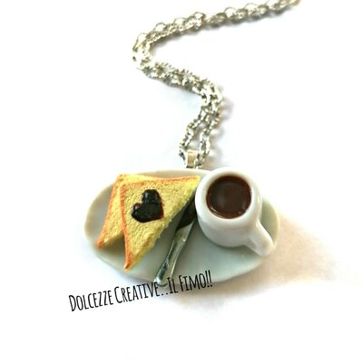 Collana colazione con pane con cioccolato a forma di cuore e cioccolata calda - idea regalo kawaii miniature Collana colazione con pane con cioccolato a forma di cuore e cioccolata calda - idea regalo kawaii miniature