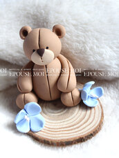 bomboniera orsetto seduto con base in legno e fiori 