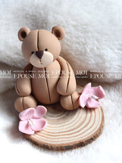 bomboniera orsetto seduto con base in legno e fiori 