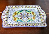 Vassoio di ceramica rettangolare con manici piatti, decoro manuale rosone centrale e altri motivi sulla falda multicolore