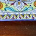 Vassoio di ceramica rettangolare con manici piatti, decoro manuale rosone centrale e altri motivi sulla falda multicolore