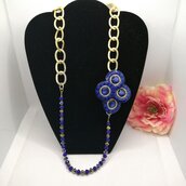 Collana lunga asimmetrica blu e oro con mezzi cristalli, bottoni vintage e catena - fatta a mano