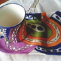 Piatto e tazza colazione di ceramica decorata motivo a balze a cori vivaci modellati a mano