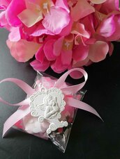 Bustina opaca con fiori rosa con confetti, biglietto e gessetto a scelta