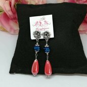 Orecchini pendenti con rosa argentata, cristallo blu e goccia rosso corallo