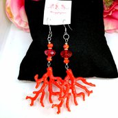 Orecchini pendenti con coralli in resina e cristalli di boemia rossi