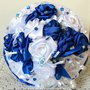                                                             Bouquet con rose bianche e blu