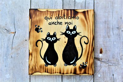 Targhetta in legno con coppia di gatti seduti Targhetta in legno con coppia di gatti seduti