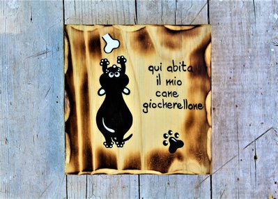 Targhetta in legno con cane giocherellone Targhetta in legno con cane giocherellone