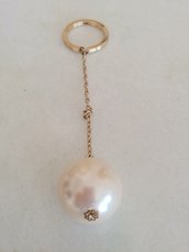 Originale portachiavi realizzato con anello e catenina in metallo dorato e con una grande perla finale.