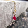 Pendente Rubino ciondolo in radice di Rubino, piccolo pendente minimalista, regali per lei o regali di anniversario