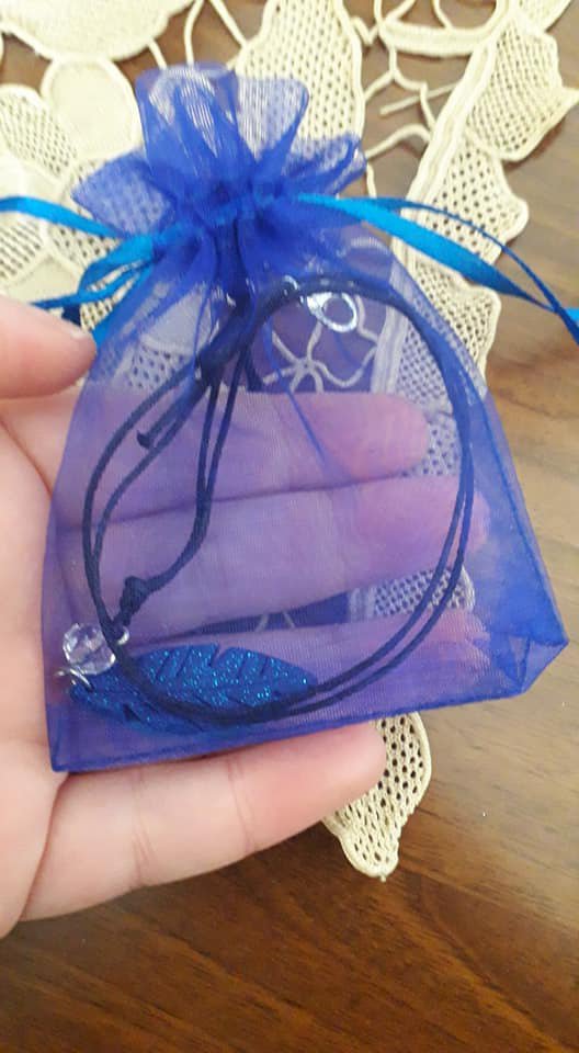 Collana lunga con piume, in sacchetto regalo in organza