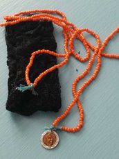 collana amuleto in filo di cotone con santino vintage piccole perline californiane