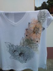 Maglietta con fiori dipinta a mano