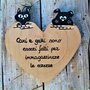 Cuore in legno con cane e gatto sul muretto