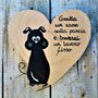 Cuore in legno con cane seduto