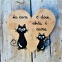 Cuore in legno con gatti seduti