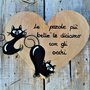 Cuore in legno con gatto arrampicato gatto agguato