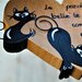 Cuore in legno con gatto arrampicato gatto agguato