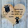 Cuore in legno con gatto seduto gatto arrampicato