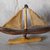 Barca in legno con vele in tessuto