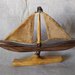 Barca in legno con vele in tessuto