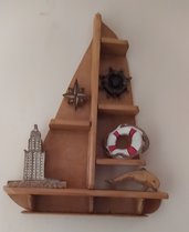 Mensola a forma di barca decorata con oggetti marini 