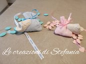 20 sacchettini in rigatino di cotone per nascita e battesimo con bomboniera a forma di scarpina da tennis in polvere di ceramica.