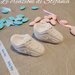 20 sacchettini in rigatino di cotone per nascita e battesimo con bomboniera a forma di scarpina da tennis in polvere di ceramica.