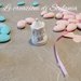 24 sacchettini in rigatino di cotone con una piccola bomboniera in polvere di ceramica a forma di giostra per nascita