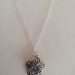 Catenina girocollo in argento 925 con catenella formata da tanti anelli ed impreziosita da un ciondolo a forma di  fiore.