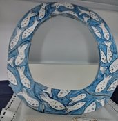 Specchio da bagno o altri ambienti, con cornice ovale manufatto di ceramica blu con pesci bianchi in rilievo