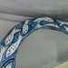 Specchio da bagno o altri ambienti, con cornice ovale manufatto di ceramica blu con pesci bianchi in rilievo