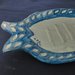 Porta saponetta di ceramica, formata da vassoio e tavoletta con fori, modellata con creta rossa ingobbiata e dipinta a mano in blu e bianco