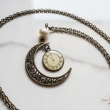 Collana in ottone con luna, orologio e perla di fiume