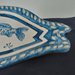 Pesce per vassoio contenitore di ceramica modellato a mano, con cornice blu e bianca con pesce decorato al centro