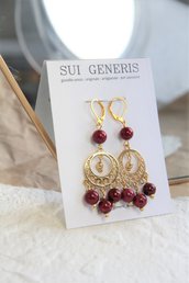 orecchini Chandra pendenti dorati in stile indiano con perline in pietra rossa