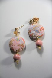 orecchini in legno e carta origami colore rosa, fantasia fiori. Tondo con perlina in ceramica. serie Japan