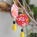 orecchini in legno e carta origami colore rosso e giallo, fantasia fiori e pendente a goccia. serie Japan