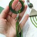 Collana lunga geometrica, asimmetrica in nabuk, legno, resina e perline di vetro verde e grigio perla