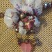 Spilla pendente con orchidea in sospeso trasparente e girocollo in mezzocristallo bordeaux