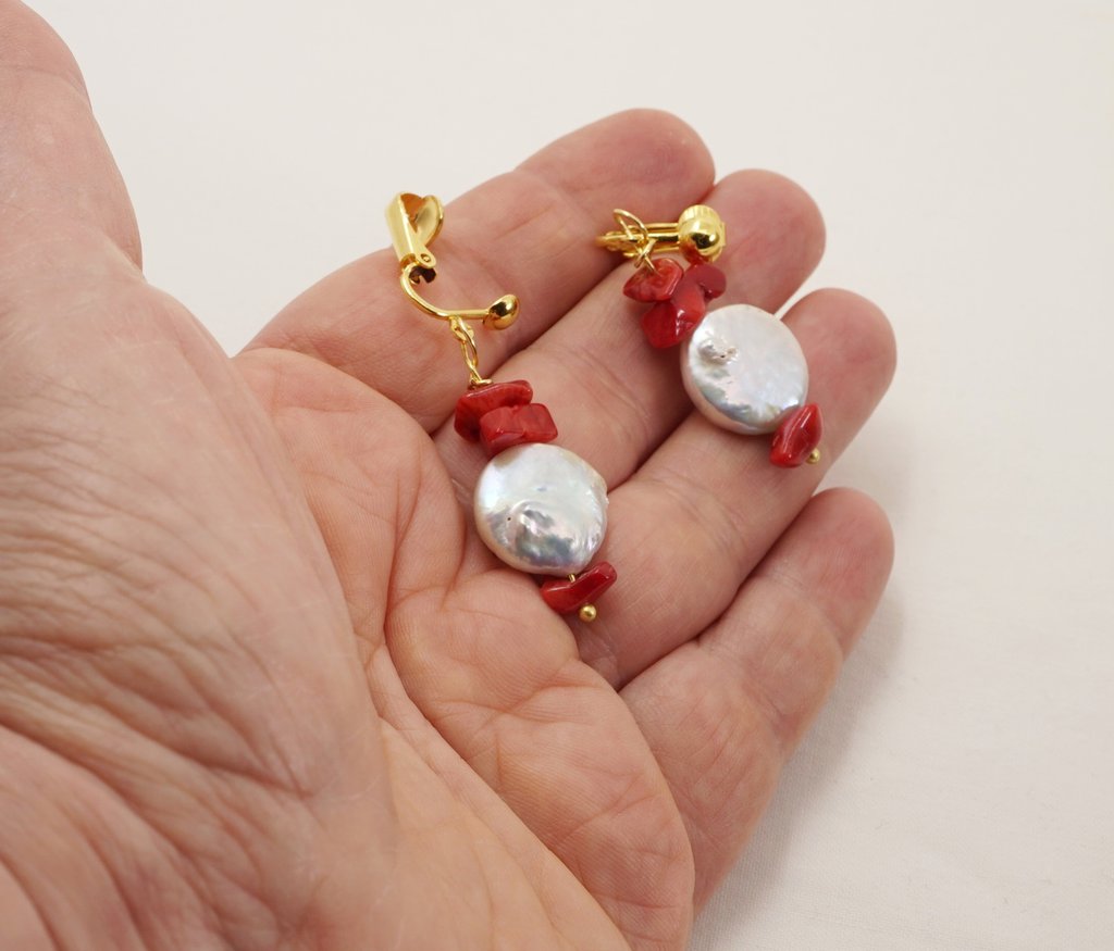 Orecchini lunghi con clip placcati in oro e cabochon in vetro arancione, viola e verde - Italia