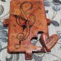 Orologio in legno da muro con inciso una chiave di violino