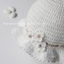 Cappellino/cappello bimba bianco con fiori bianchi e laccetto ecru - uncinetto - Battesimo