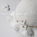 Cappellino/cappello bimba bianco con fiori bianchi e laccetto ecru - uncinetto - Battesimo