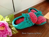 Scarpine neonato ad uncinetto in cotone verde e rosa, fatto a mano