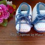 Scarpine neonato ad uncinetto in cotone azzurro e bianco, fatto a mano