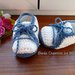 Scarpine neonato ad uncinetto in cotone azzurro e bianco, fatto a mano