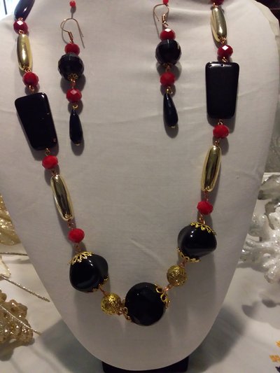 COLLANA rossa e nera con orecchini COLLANA rossa e nera con orecchini